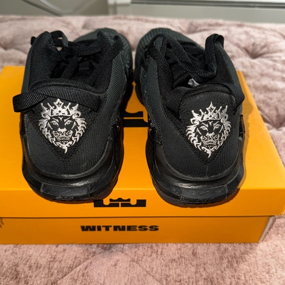 Nike LeBron Witness 7 Basketball Shoes - Picture 2 of 5